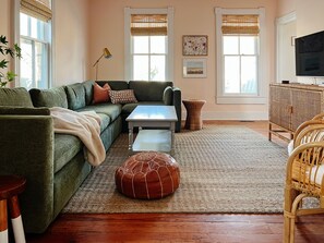 Living room with plenty of seating, smart TV and Wii
