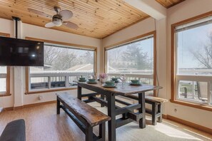 Sunshine cottage- Dinning area