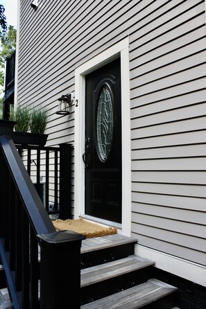 Private entryway on the ground floor