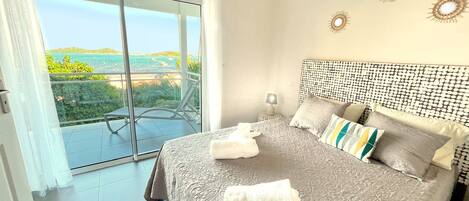Chambre avec lit queen size, accès à la terrasse, vue mer,