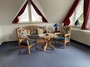 Schlafcouch und Sitzbereich