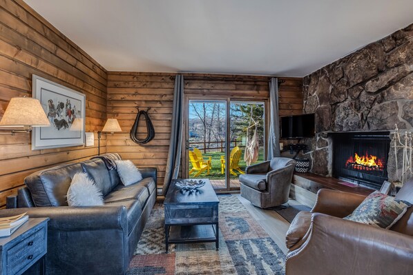 Chickadee Livingroom - Livingroom features a new pull out foam bed, two leather chairs and amazing views all around!