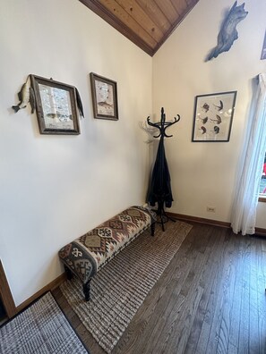 Entry area - plenty of space for your coats & shoes