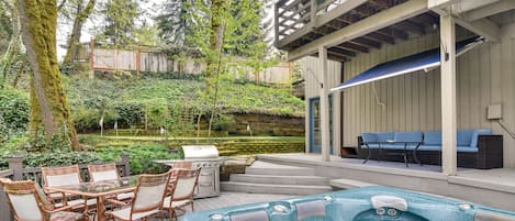 West Linn Vacation Rental | 3BR | 2.5BA | 3,050 Sq Ft | Stairs Required