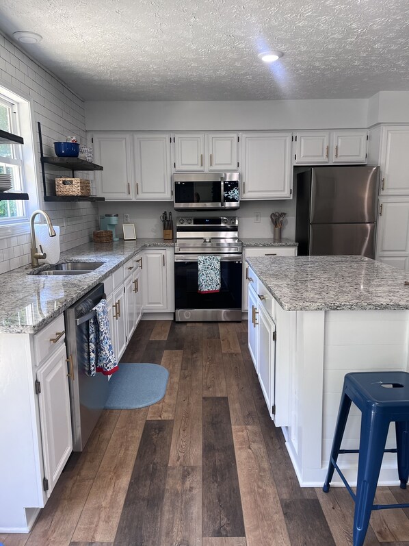 Updated kitchen - cook for 2 or 10! 