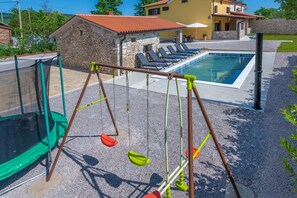 Spielen und lachen Sie auf dem eigenen Spielplatz für Kinder