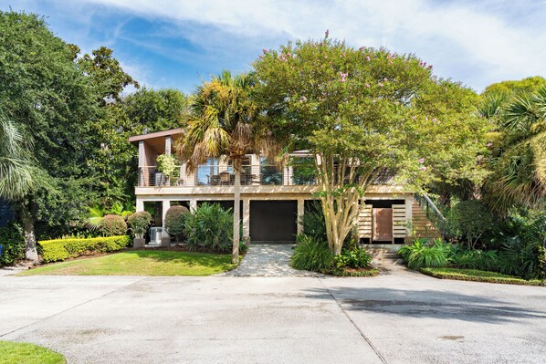 Modern, spacious and close to the beach 4 bedroom dog-friendly home.