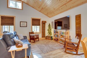 Living Room | Free WiFi | Ceiling Fans | Fireplace | Books | Board Games