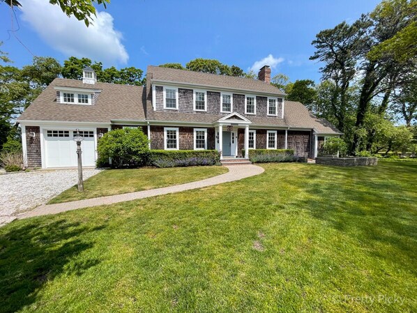 Welcoming driveway leading to the front of the house