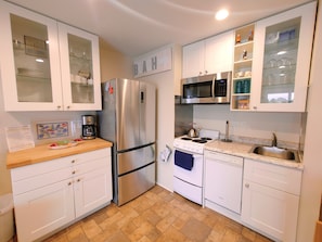 Fully equipped Kitchen... including coffee grinder, French press, blender etc.