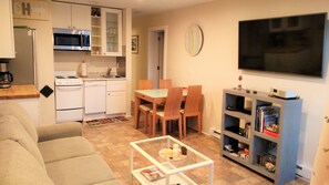 Expandable dining table w/ 4-Chairs