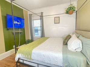 Master Bedroom: KING-sized canopy bed, blackout curtains, closet, & 55" TV, ROKU