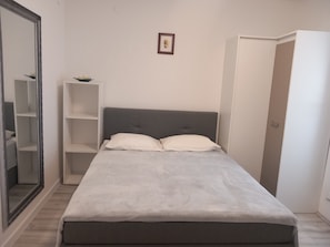 Schlafzimmer 1