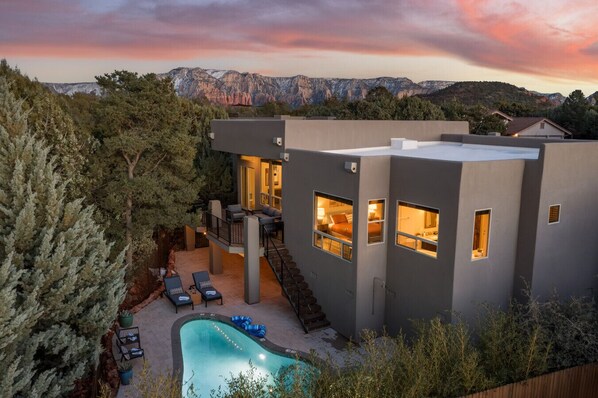 Adobe oasis w/ pool & spa