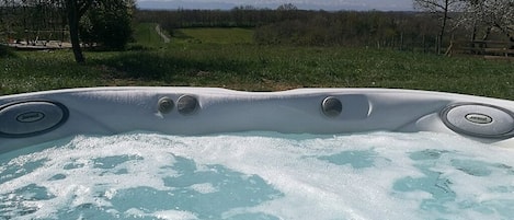 Bañera de hidromasaje al aire libre