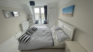 Master bedroom with double bed and access to the balcony 