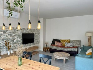 Maison duplex T3 : le salon/ salle à manger avec baie vitrée. 