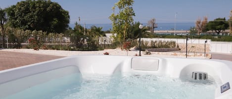 Outdoor spa tub