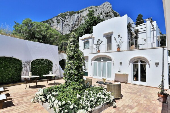 Amenities, Building Exterior, Outdoor, Spring, Summer