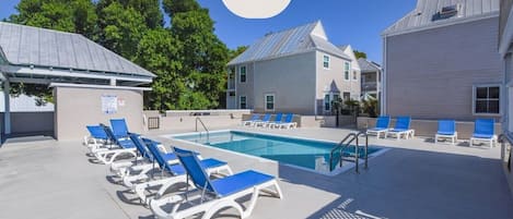 Shared pool & lounge area