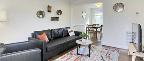 Beautiful warm colonial house for your Alexandria stay by CozySuites