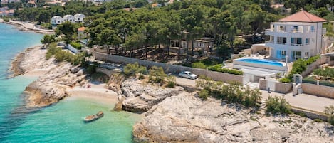 Photo from above of the property of the luxury beachfront villa Sutivan Infinity with pool on the island of Brac