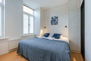 First bedroom with adjoining shower room (We provide prepared beds with high-quality bed linen)