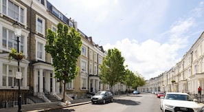 Eardley Crescent neighborhood