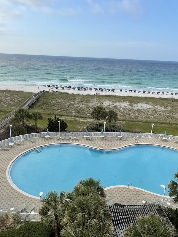 Largest Pool in Navarre!