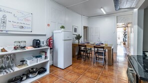 Black Counters, Wooden Furniture, and Abundant Natural Light. Culinary Delights in a Stylish Setting.
#kitchenette