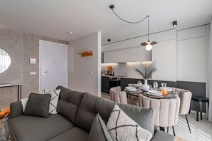 Inviting living room bathed in natural light. Enjoy the bright and airy atmosphere as the sun illuminates the space, creating a warm and welcoming environment #comfort #stunning