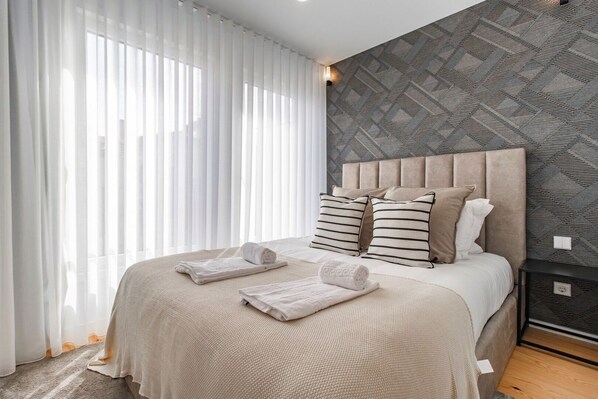 Sunlit and modern queen-size bedroom. Embrace the warmth of natural light and indulge in the contemporary ambiance of this inviting space #comfort #stunning
