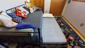 Day bed with pull-out trundle