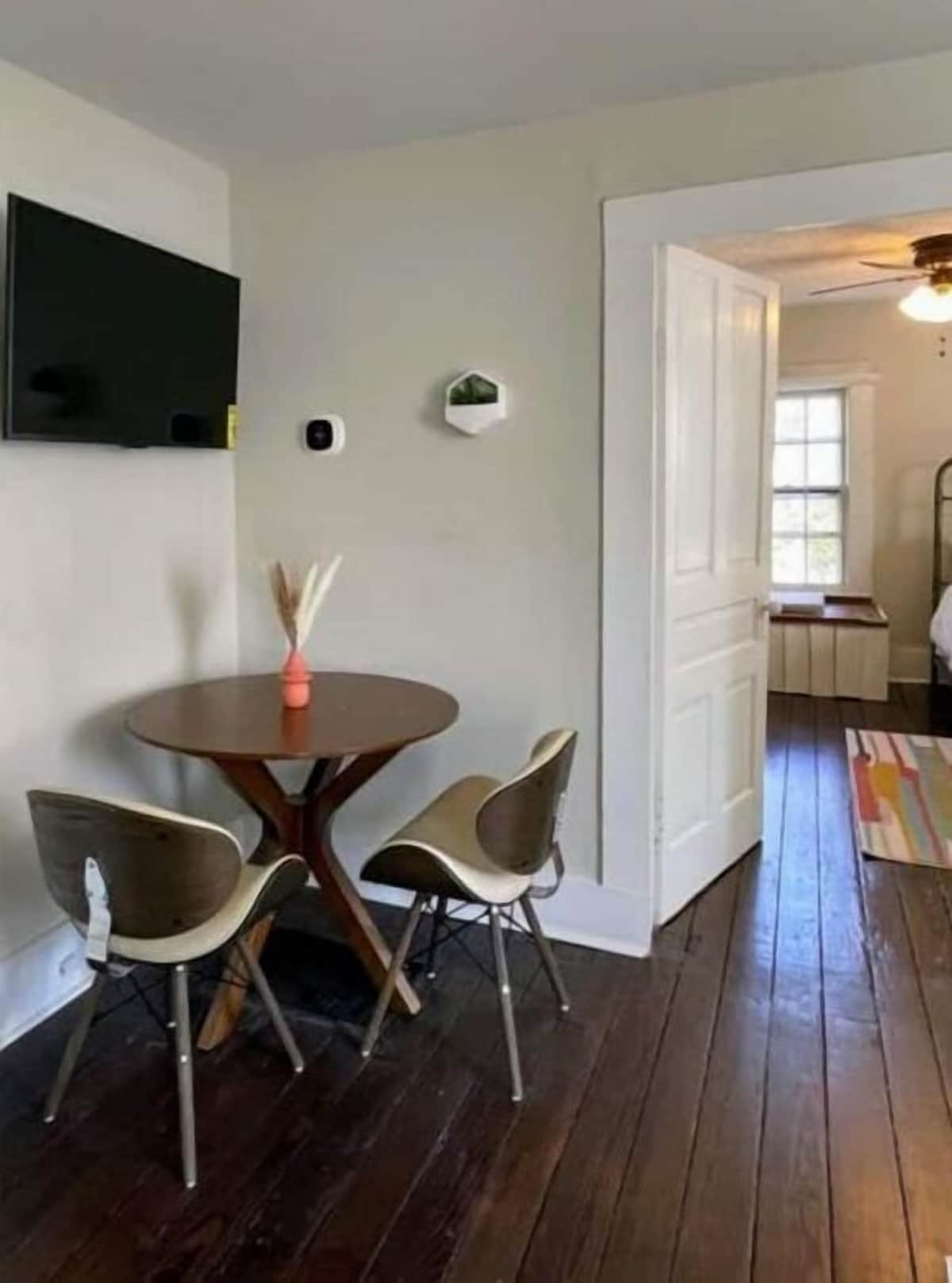 136 Year Old Historic Wilmington Apartment, 2 Blocks to Riverfront, Free Parking