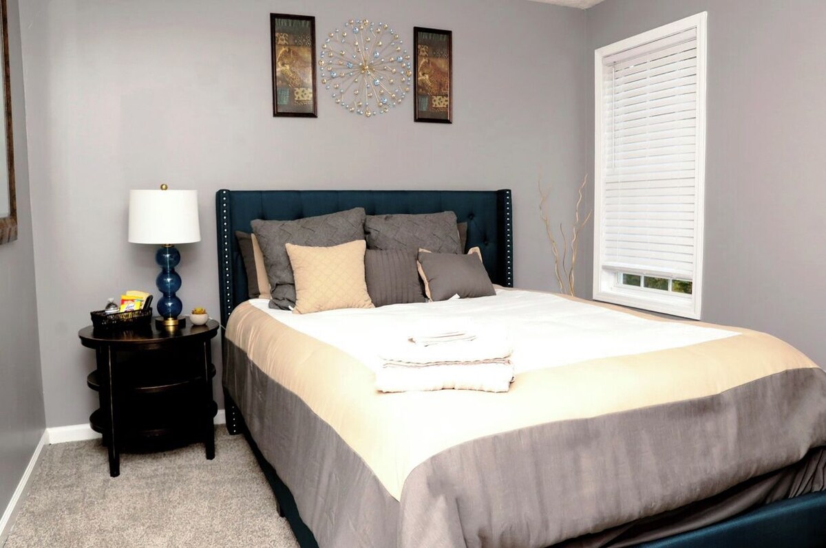 Comfortable 4 bedroom 10 min from Airport & Downtown