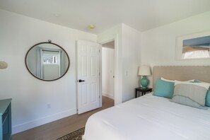 Bedroom 2 - Queen (1st floor)