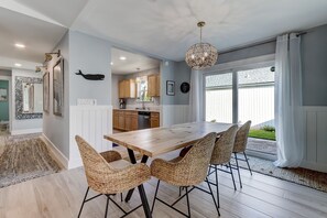 Dining Area with Seating for 8 at the Table