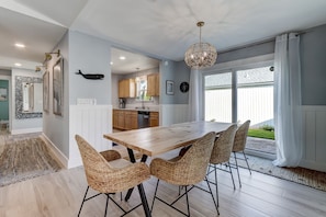 Dining Area with Seating for 8 at the Table