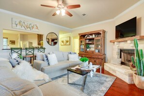 Living Room | 1-Story House | 6 Mi to Canyon Lake's Overlook Park