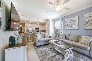 Living Room | Free WiFi | 4K Smart TV w/ Cable | Queen Sleeper Sofa
