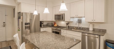 Kitchen w/ Granite