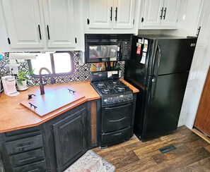 Full kitchen 