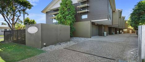 Step into the modern charm of our 1-bedroom townhouse, nestled in the picturesque town of Urangan. This contemporary retreat is designed to offer comfort and style in a tranquil setting