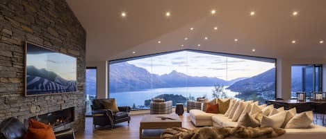 Lounge overlooking Queenstown and the Wakatipu lake