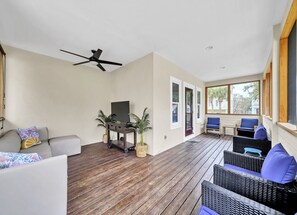 Large Screened in porch with Roku TV, Sofas and Rocking Chairs. Bonus Area! 