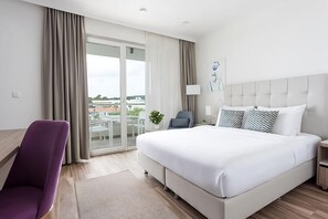 Unit with 1 Queen size bed. Exact unit will be assigned upon arrival. Views, colors and decor may vary.