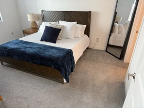 Master Bedroom (King Bed)