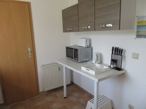 Küche mit Mikrowelle