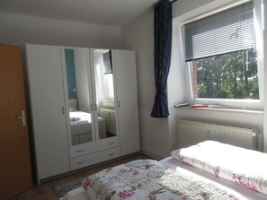Spiegelschrank im Schlafzimmer