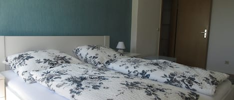 Doppelbett im Schlafzimmer